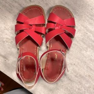 Red salt water sandals only worn a couple times Men’s size 6 Women’s size 8